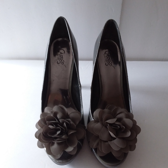 Carlos Santana Glossy Silver Bow Heels - Picture 2 of 8